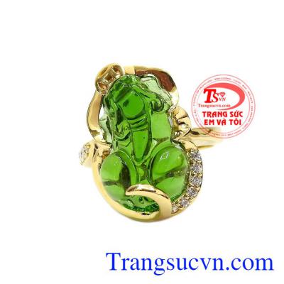 Nhẫn vàng tỳ hưu may mắn được chế tác từ vàng tây 10k và đá nhân tạo tỳ hưu màu xanh.