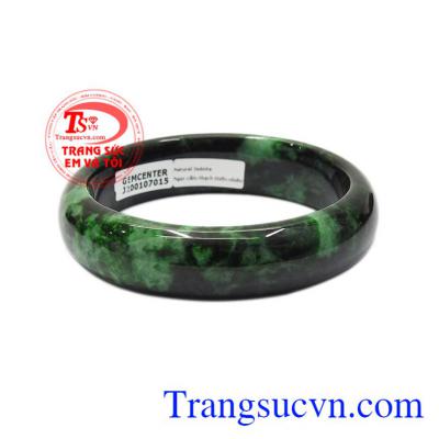 Ngọc cẩm thạch được biết tới với tính chất hợp phong thủy, mang lại điều may mắn, thịnh vượng cho người dùng. Vòng cẩm thạch bản hẹ bình an
