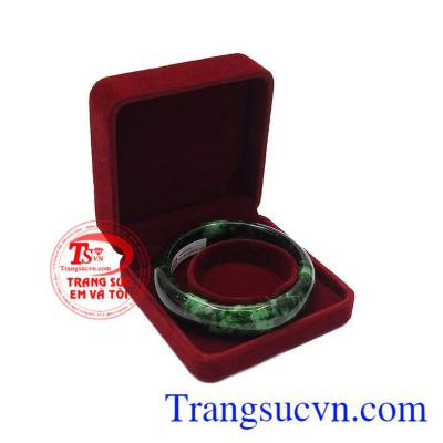 Sản phẩm vừa sang trọng, vừa hợp mệnh thích hợp với nhiều kiểu trang phục. Vòng cẩm thạch bản hẹ bình an