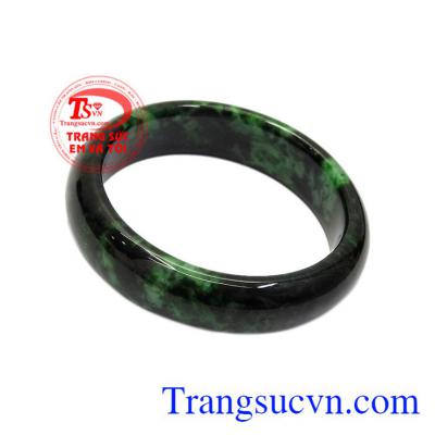 Vòng cẩm thạch bản hẹ bình an là một món quà ý nghĩa dành tặng cho người bà, người mẹ của bạn.