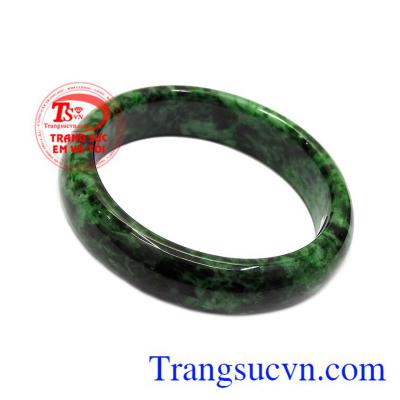 Vòng cẩm thạch bản hẹ cao cấp với màu lục xám nhạt xen lục sẫm và vân lục tươi.