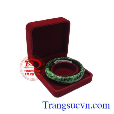 Ngọc này tượng trưng cho sự giàu có, sang trọng, quyền quý. Vòng cẩm thạch bản hẹ cao cấp