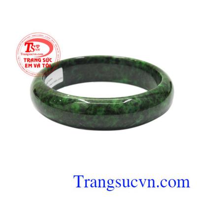 Vòng jadeite bản hẹ đẹp đễ dàng kết hợp cùng nhiều kiểu trang phục.