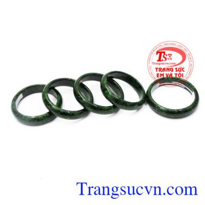 Ngọc cẩm thạch vừa mang ý nghĩa làm đẹp vừa hợp phong thủy. Vòng jadeite bản hẹ đẹp