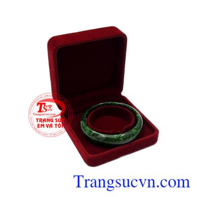 Đây là loại ngọc quý mà thời xưa chỉ có vua quan mới được dùng. Vòng jadeite bản hẹ đẹp
