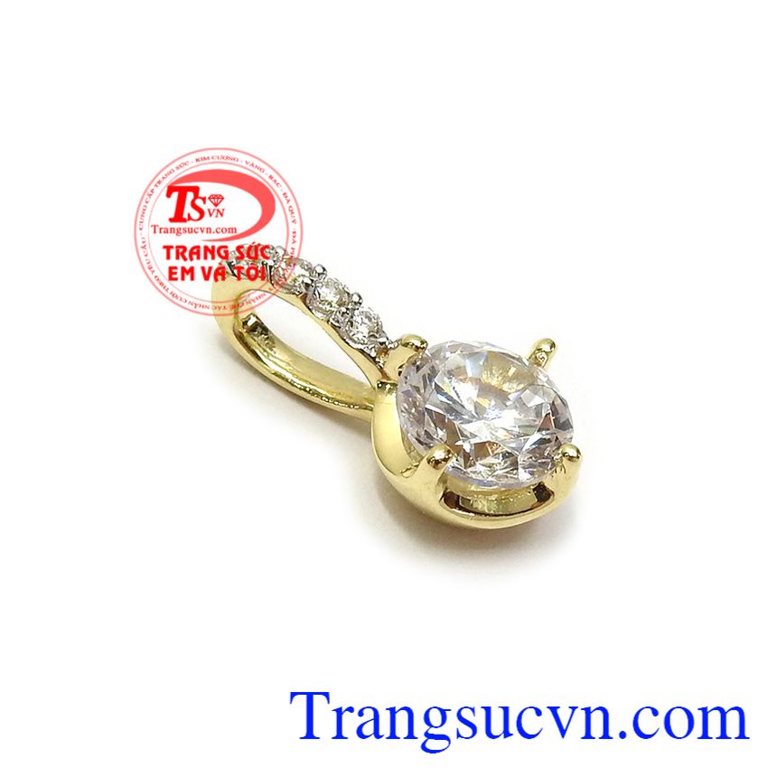 Mặt dây chuyền vàng gắn đá là sản phẩm rất được phái đẹp ưa chuộng, đeo sang trọng, cá tính và tinh tế