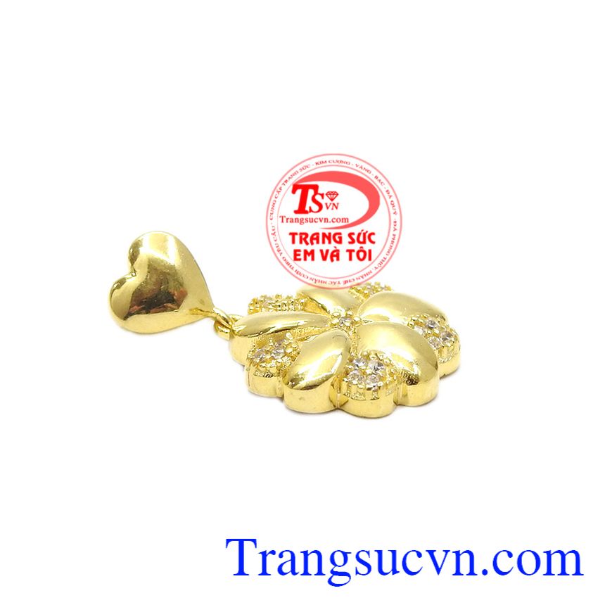 Mặt dây hoa mai vàng được chế tác từ vàng tây 10k kết hợp cùng những viên đá cz lấp lánh. 