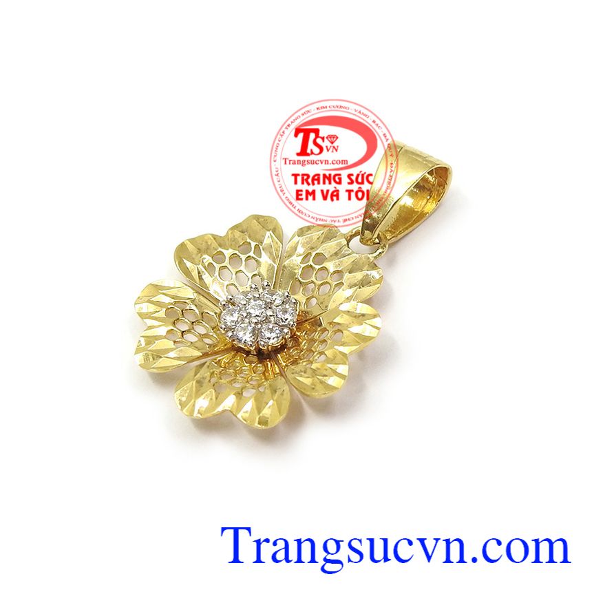 Mặt dây chuyền vàng tôn lên vẻ đẹp, dịu dàng, nữ tính và duyên dáng của người phụ nữ Việt
