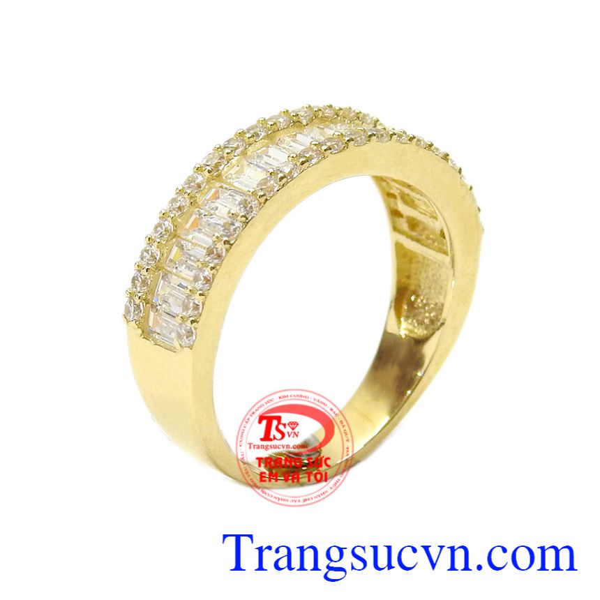 Nhẫn nữ vàng kiểu cách với thiết chế công phu, điểm nhấn chính là hàng đá được chế tác tỉ mỉ.