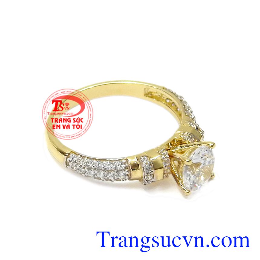 Đây là mẫu sản phẩm được các cô gái yêu thích bao năm nay bởi vẻ xinh xắn của chiếc nhẫn. Nhẫn nữ vàng tình yêu kì diệu