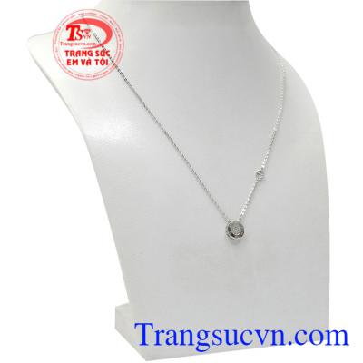 Bộ dây chuyền là món trang sức không kén người đeo cũng dễ kết hợp trang phục.