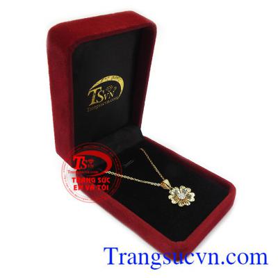 Thiết kế trang nhã, phù hợp thị hiếu phái đẹp, là món quà ý nghĩa cho người bạn yêu thương. Bộ dây chuyền nữ sành điệu
