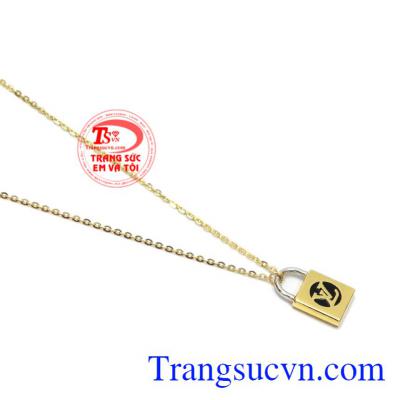 Sản phẩm được nhập khẩu từ Korea, dễ kết hợp quần áo.