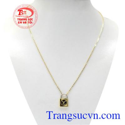 Bộ dây chuyền ổ khóa tình yêu được thiết kế đơn giản với hình ổ khóa thân quen với cuộc sống nhưng vẫn mang lại nét cá tính, riêng biệt cho sản phẩm.