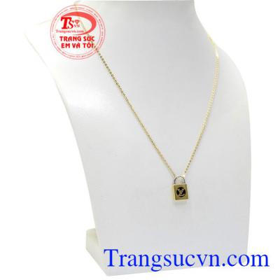 Bộ dây chuyền ổ khóa tình yêu tượng trưng cho sự chinh phục và tình yêu chân thành.