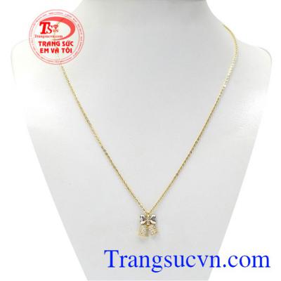 Bộ dây chuyền quả chuông may mắn được thiết kế tinh tế từ vàng màu và vàng trắng kết hợp với đá CZ.