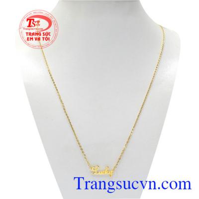 Bộ dây chuyền vàng chữ Lucky mang lại vẻ xinh xắn, dễ thương cho nữ giới.