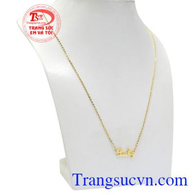 Bộ dây chuyền vàng chữ Lucky sáng bóng, thiết kế tỉ mỉ đường nét sắc xảo.