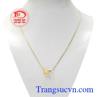 Bộ dây chuyền vàng định mệnh được thiết kế độc đáo mang lại sức cuốn hút đầy tinh tế cho phái nữ.