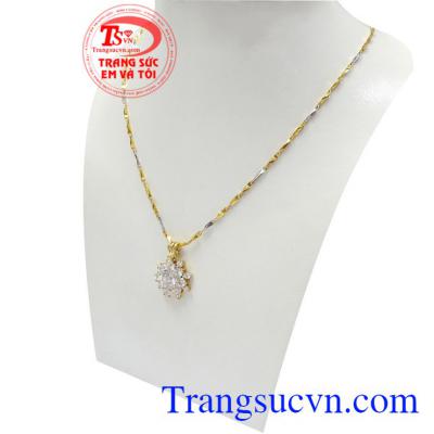 Ngoài ra bộ dây còn dễ dàng kết hợp với nhiều phong cách thời trang và trang phục tạo nên phong cách thời trang hiện đại cho người đeo Bộ dây chuyền vàng quý phái