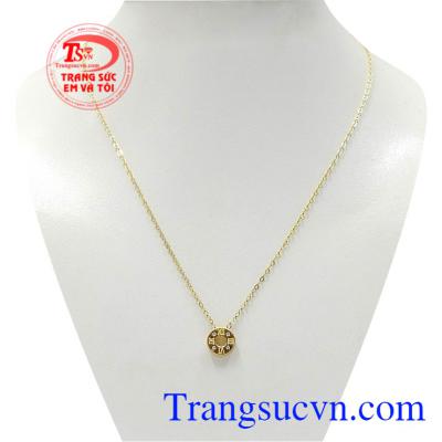 Bộ dây chuyền vàng thanh thoát được chế tác vô cùng tinh tế từ vàng 10k.