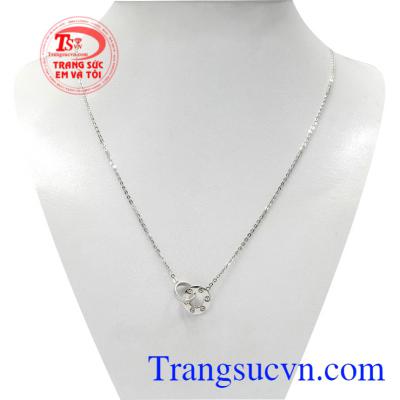Bộ dây chuyền vàng trắng định mệnh được chế tác sắc nét, kiểu dáng xinh xắn.