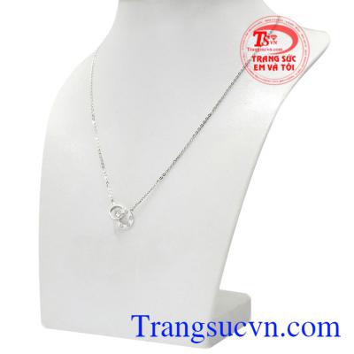 Bộ dây chuyền vàng trắng định mệnh tôn lên sự dịu dàng, xinh xắn phù hợp với nhiều lứa tuổi.