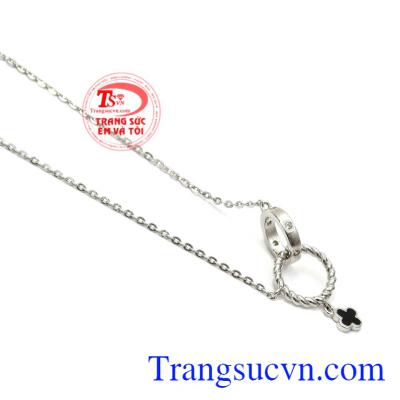 Bộ dây chuyền mang lại vẻ đầy cá tính nhưng vẫn giữ được nét dịu dàng, duyên dáng cho phái đẹp. Bộ dây chuyền vàng trắng độc đáo