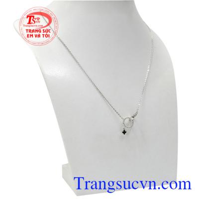 Sản phẩm sẽ là món trang sức yêu thích dành cho những cô nàng thích phong cách Hàn. Bộ dây chuyền vàng trắng độc đáo