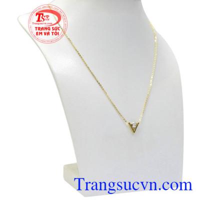 Viên bi vàng trắng chính là điểm nhấn khiến cho bộ dây chuyền trở nên thu hút, sáng bóng. Bộ dây liền mặt hiện đại