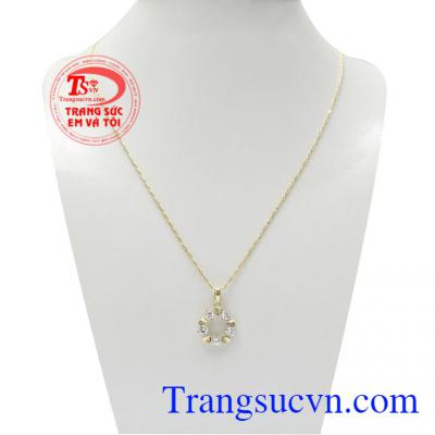 Bộ dây nữ vàng kết nối trái tim là bộ sản phẩm nhập khẩu hoàn toàn từ mặt dây tới dây chuyền, là món đồ không thể thiếu của phái nữ,Bộ dây nữ vàng kết nối trái tim