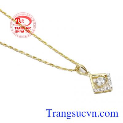 Kiểu dáng đơn giản, thanh lịch nhưng vẫn tạo được sức hút cho chủ nhân khi đi giữa đám đông,Bộ dây nữ vàng thời trang