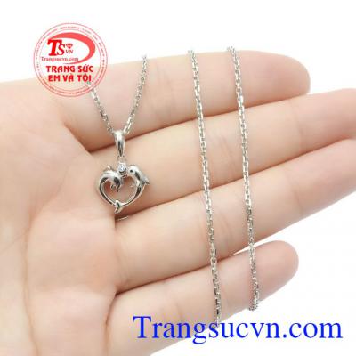 Một món quà tinh tế, phù hợp như bộ dây chuyền cá heo thể hiện được tâm ý, sự quan tâm đặc biệt của người tặng dành cho với người nhận,Bộ dây nữ vàng trắng cá heo