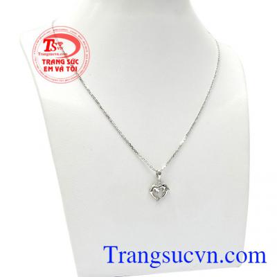 Chú cá heo với ánh mắt vui tươi, ấm áp mang đến cho bạn gái vẻ đẹp trong sáng, thuần khiết, trang nhã và quyến rũ,Bộ dây nữ vàng trắng cá heo