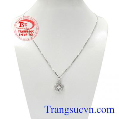 Bộ dây nữ vàng trắng quý tộc là sự kết hợp giữa dây chuyền nhập khẩu Italy và mặt dây cũng được nhập khẩu từ Hàn Quốc,Bộ dây nữ vàng trắng quý tộc