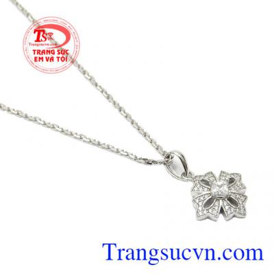 Vẻ bền đẹp sáng bóng của đá Cz kết hợp với vàng 10k tạo nên một bộ sản phẩm tuyệt vời,Bộ dây nữ vàng trắng quý tộc