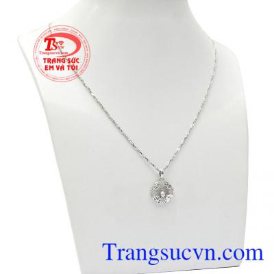 Mặt dây với kiểu dáng trẻ trung mang ý nghĩa hạn phúc bề lâu cực kỳ nổi bật với các chi tiết phay sáng và kết đá,Bộ dây nữ vàng trắng trái tim