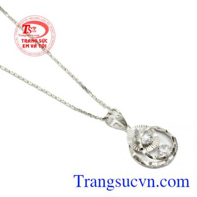 Bộ dây chuyền quý phái, cầu kỳ sẽ là vũ khí giúp chị em luôn tỏa sáng ngay cả khi diện trang phục đơn giản,Bộ dây nữ vàng trắng trang nhã