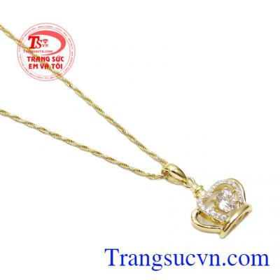 Mặt dây hình vương miện được chế tác tinh xảo, tỉ mỉ mang ý nghĩa mỗi cô gái đều là những nàng công chúa xứng đáng được các chàng trai yêu thương, trân trọng