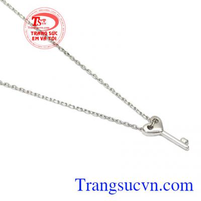 Nó chính là việc ngỏ lời mở cửa trái tim đối phương – một lời tỏ tình và tuyên bố đầy nhẹ nhàng của các chàng trai tinh tế dành cho các cô gái của mình,Bộ dây vàng trắng chìa khóa