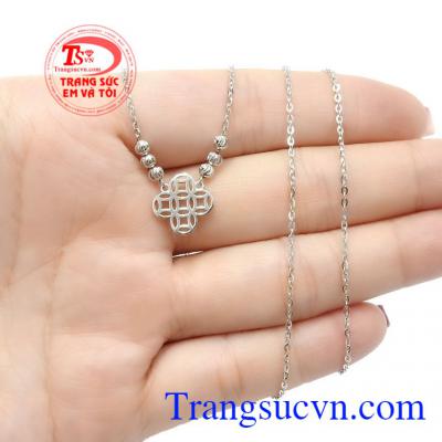 Hình ảnh các đồng kim tiền tụ lại vào nhau như tượng trưng cho sự quy tụ của tài lộc, phú quý hay thần tài luôn theo gia chủ mang lại tiền tài, may mắn cả năm,Bộ dây vàng trắng kim tiền