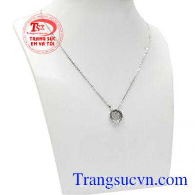 Dây chuyền là một loại trang sức không thể thiếu của phái đẹp, làm tôn lên từng bộ trang phục và thể hiện tính cách riêng của mỗi cô gái,Bộ dây vàng trắng trái tim