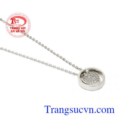 Kiểu dáng trẻ trung, trang nhã với biểu tượng hình trái tim ở bên trong vòng tròn mang ý nghĩa bao bọc, bảo vệ,Bộ dây vàng trắng trái tim