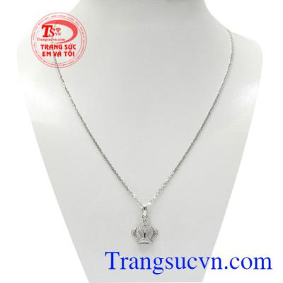 Bộ mặt dây nữ hoàng là sự kết hợp tinh tế dành cho những cô nàng dễ thương, nữ tính.