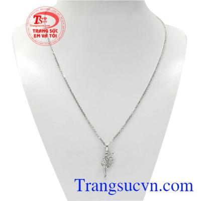 Bộ mặt dây nữ thiên thần được chế tác tinh xảo từ vàng 10k mang lại vẻ xinh xắn, đáng yêu.