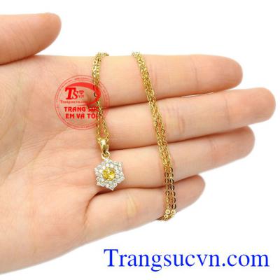 Bộ mặt dây Sapphire hoa vàng thiên nhiên xinh xắn.
