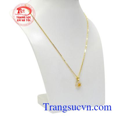 Khi đeo bộ sản phẩm này làm toát lên vẻ thanh thoát, tràn đầy sức sống cho các quý cô.