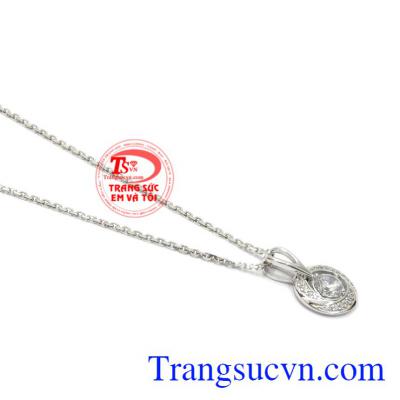 Bộ mặt dây vàng trắng thanh thoát mang lại vẻ quyến rũ, kiêu sa cho người đeo.