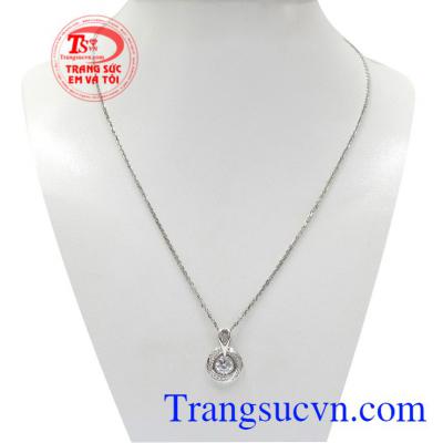 Bộ mặt dây vàng trắng thanh thoát được chạm khắc tinh xảo, đường nét tỉ mỉ, hợp xu hướng.