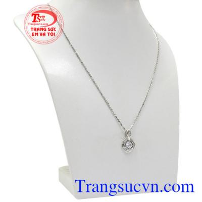 Mặt dây được chế tác như bông hồng trắng tạo điểm nhấn cho bộ trang sức.